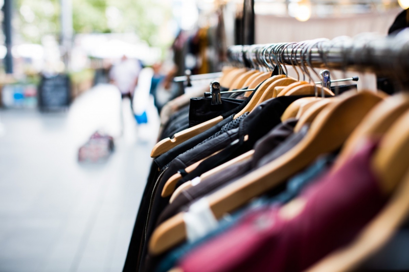 boutique-LA ROQUEBRUSSANNE-min_blur_close_up_focus_hanger_jacket_market_people_rack-1176303