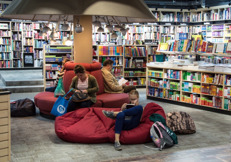 boutique-LA ROQUEBRUSSANNE-min_books_bookstore_book_reader_readers_reading_shop_sale_books-849006