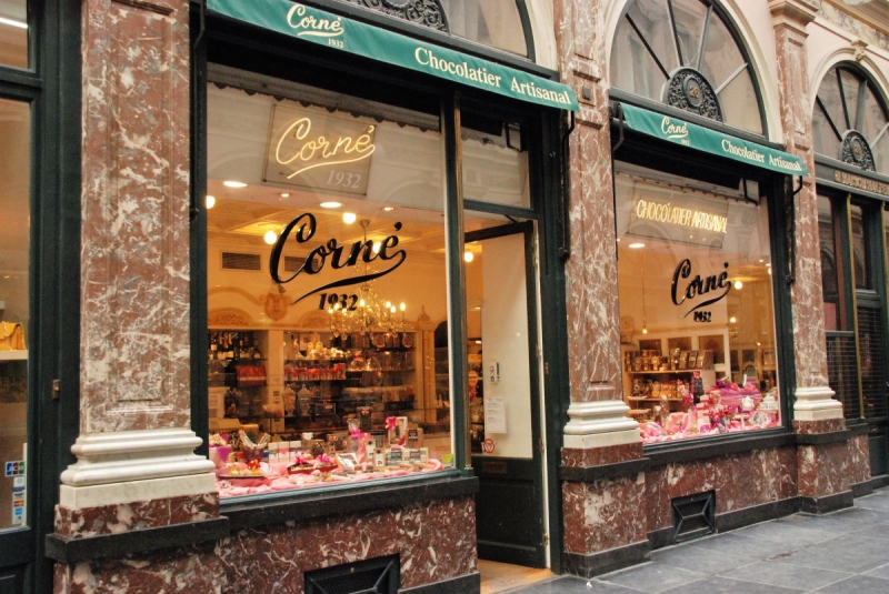 boutique-LA ROQUEBRUSSANNE-min_chocolate_chocolaterie_shop_luxury_chic_gallery_brussels_belgium-558146