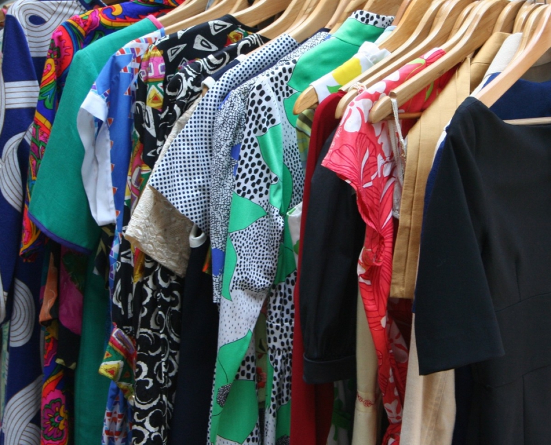 boutique-LA ROQUEBRUSSANNE-min_dresses_apparel_clothing_clothes_clothes_hangers_wooden_hangers_retail_shop_closet-1149845