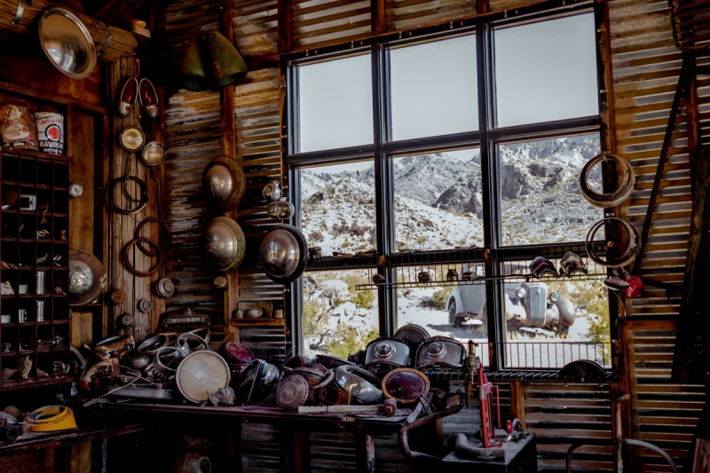 boutique-LA ROQUEBRUSSANNE-min_shop_window_part_junk_abandoned-138873