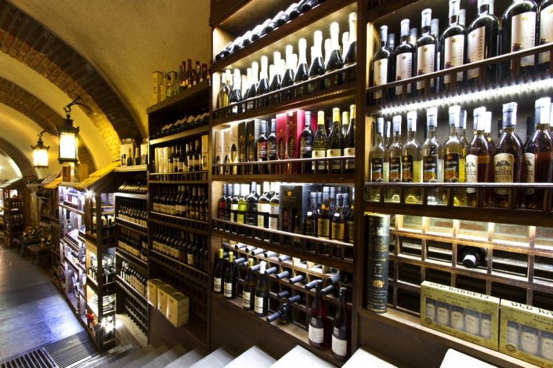 boutique-LA ROQUEBRUSSANNE-min_world_street_travel_shop_canon_georgia_wine_bottles-429767